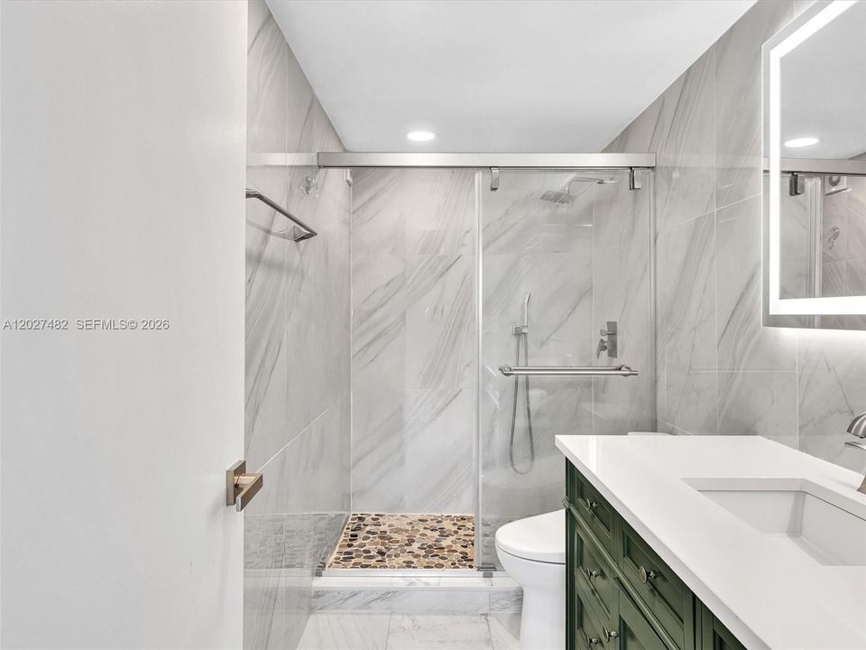 Active With Contract: $2,200 (1 beds, 1 baths, 950 Square Feet)