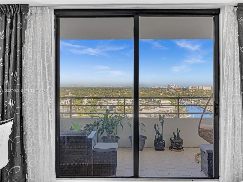 Active With Contract: $2,200 (1 beds, 1 baths, 950 Square Feet)