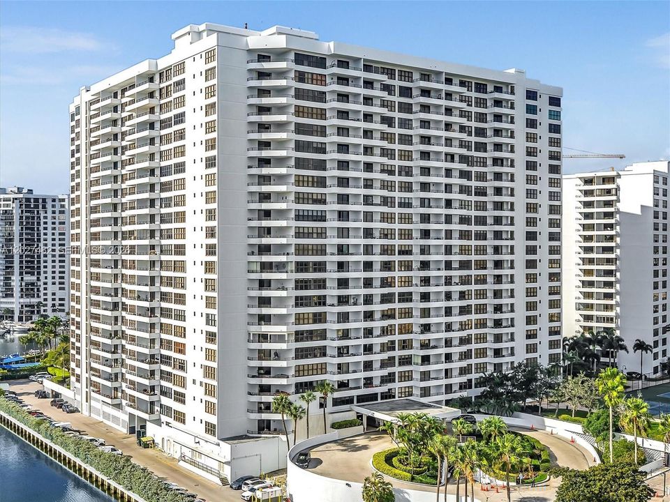 Active With Contract: $2,200 (1 beds, 1 baths, 950 Square Feet)