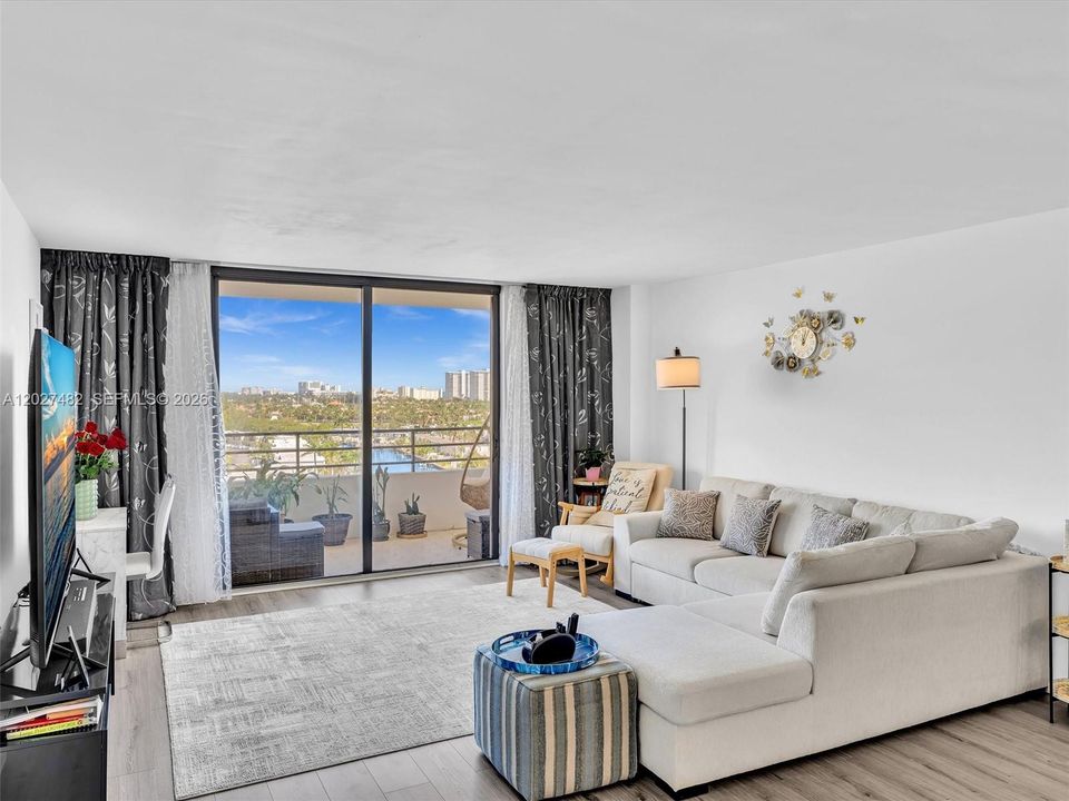 Active With Contract: $2,200 (1 beds, 1 baths, 950 Square Feet)