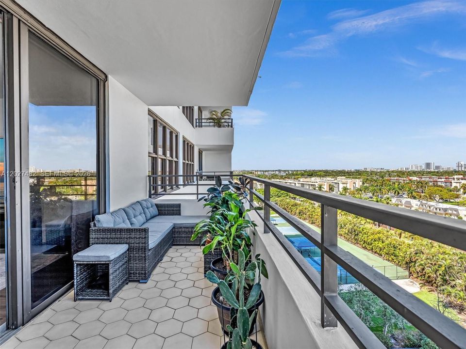 Active With Contract: $2,200 (1 beds, 1 baths, 950 Square Feet)
