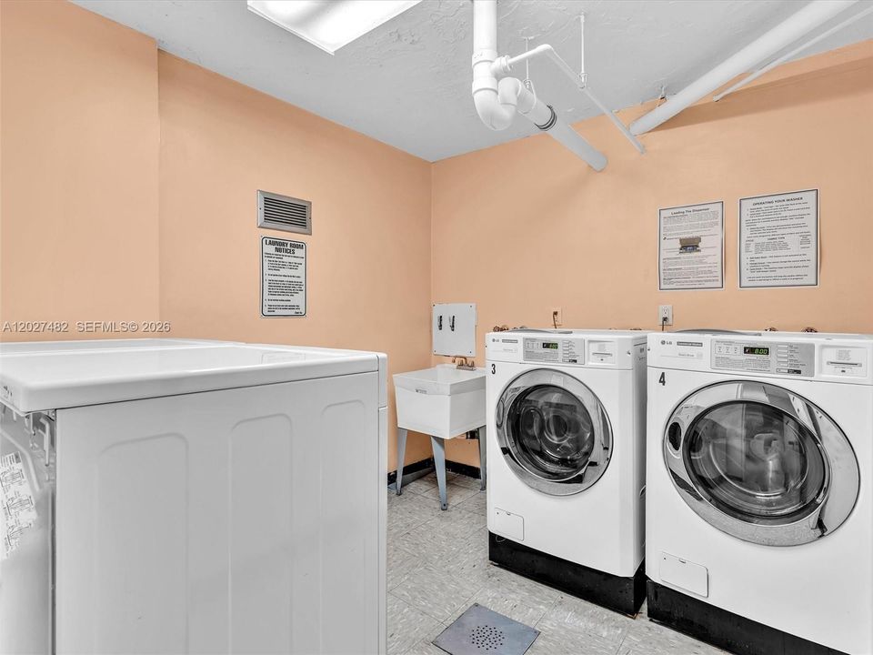 Active With Contract: $2,200 (1 beds, 1 baths, 950 Square Feet)