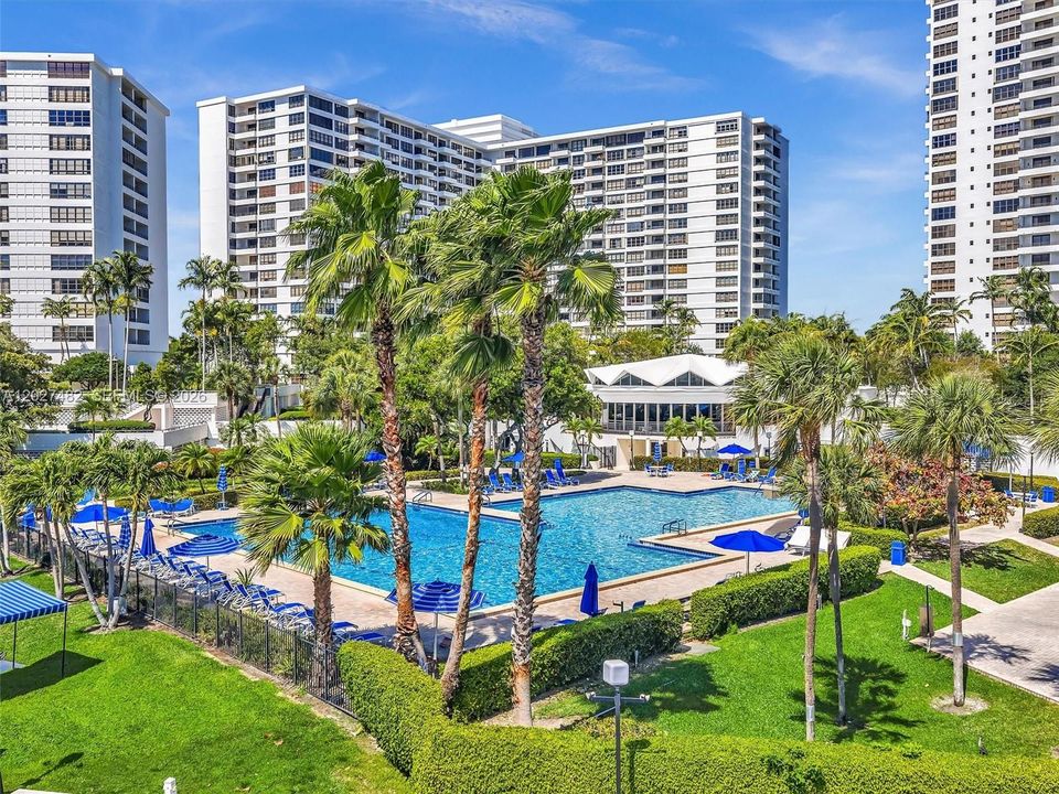 Active With Contract: $2,200 (1 beds, 1 baths, 950 Square Feet)