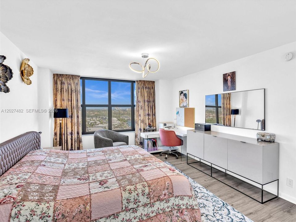 Active With Contract: $2,200 (1 beds, 1 baths, 950 Square Feet)