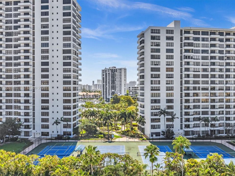 Active With Contract: $2,200 (1 beds, 1 baths, 950 Square Feet)
