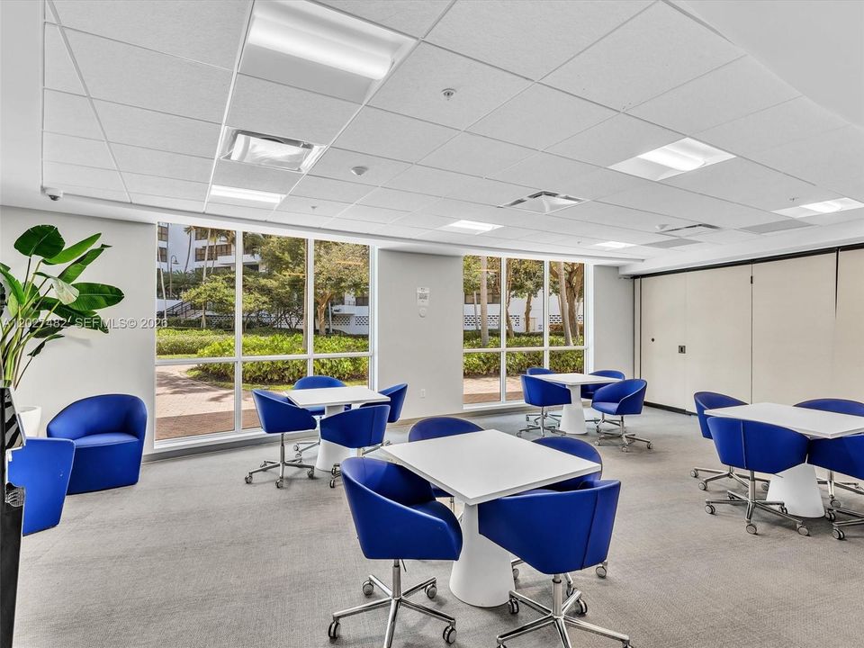 Active With Contract: $2,200 (1 beds, 1 baths, 950 Square Feet)