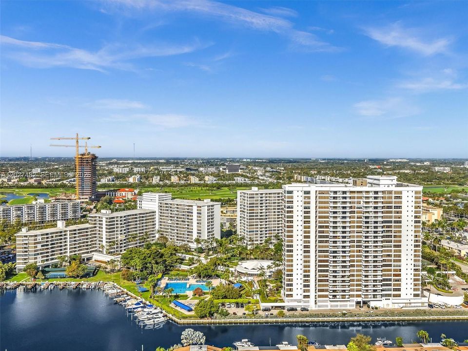 Active With Contract: $2,200 (1 beds, 1 baths, 950 Square Feet)