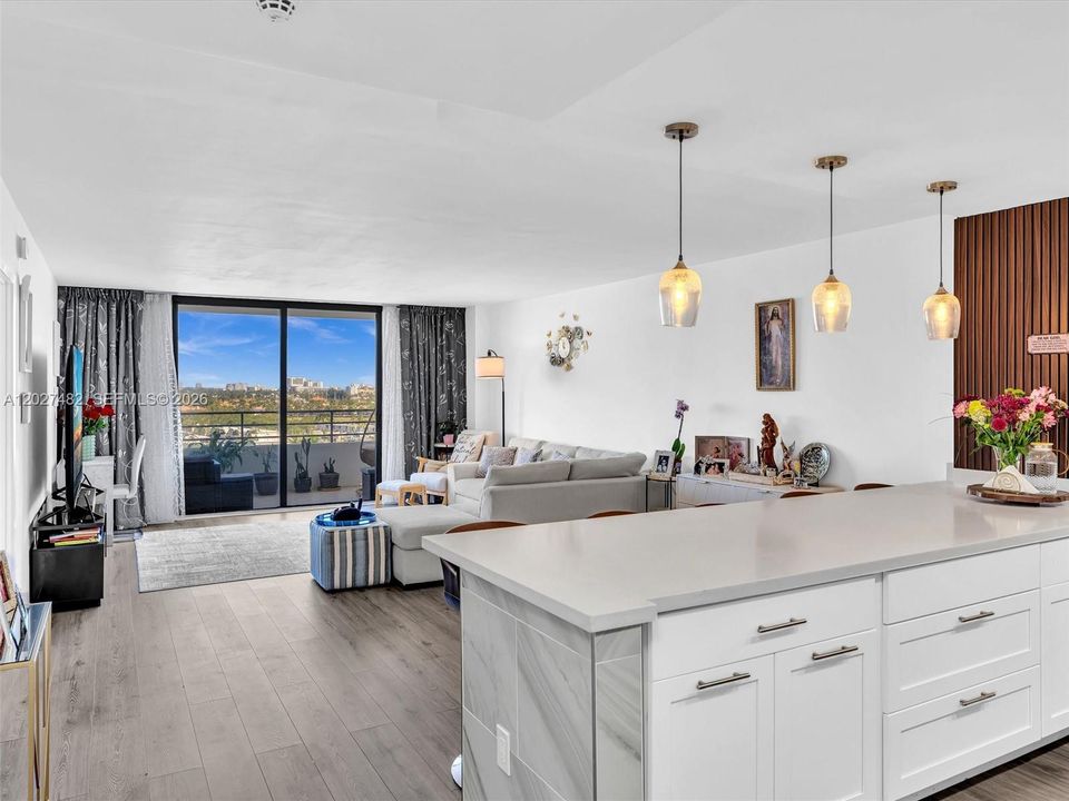 Active With Contract: $2,200 (1 beds, 1 baths, 950 Square Feet)