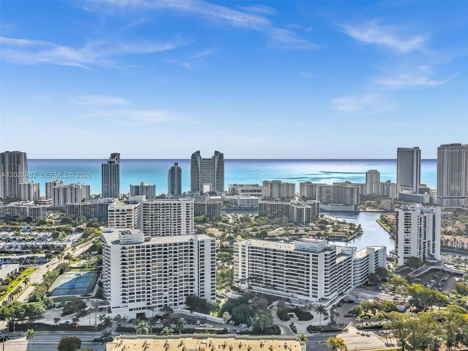 Active With Contract: $2,200 (1 beds, 1 baths, 950 Square Feet)