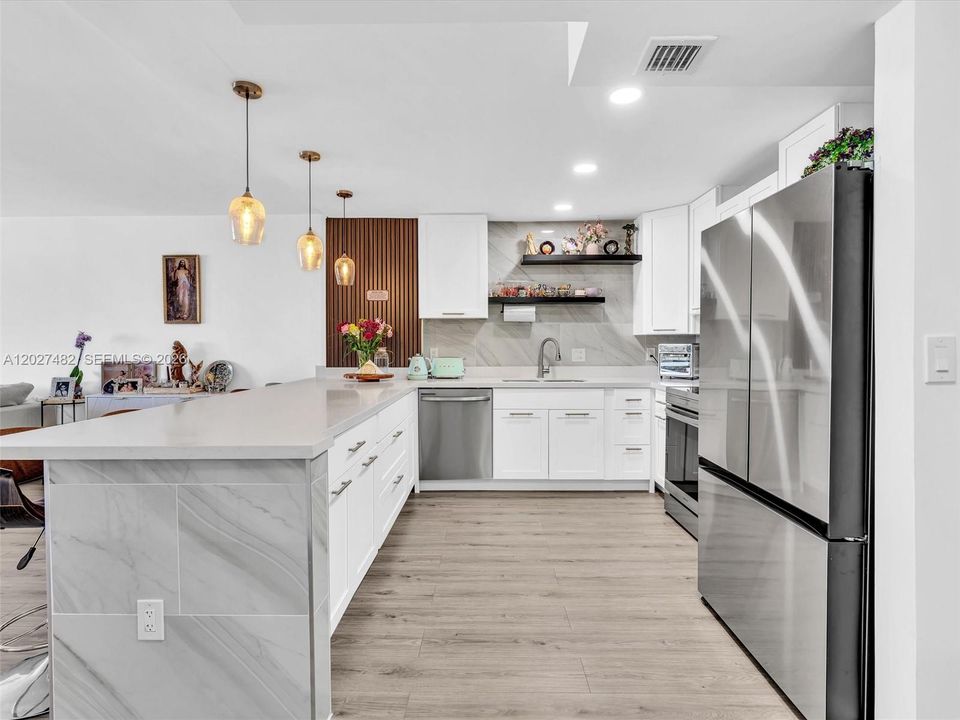 Active With Contract: $2,200 (1 beds, 1 baths, 950 Square Feet)