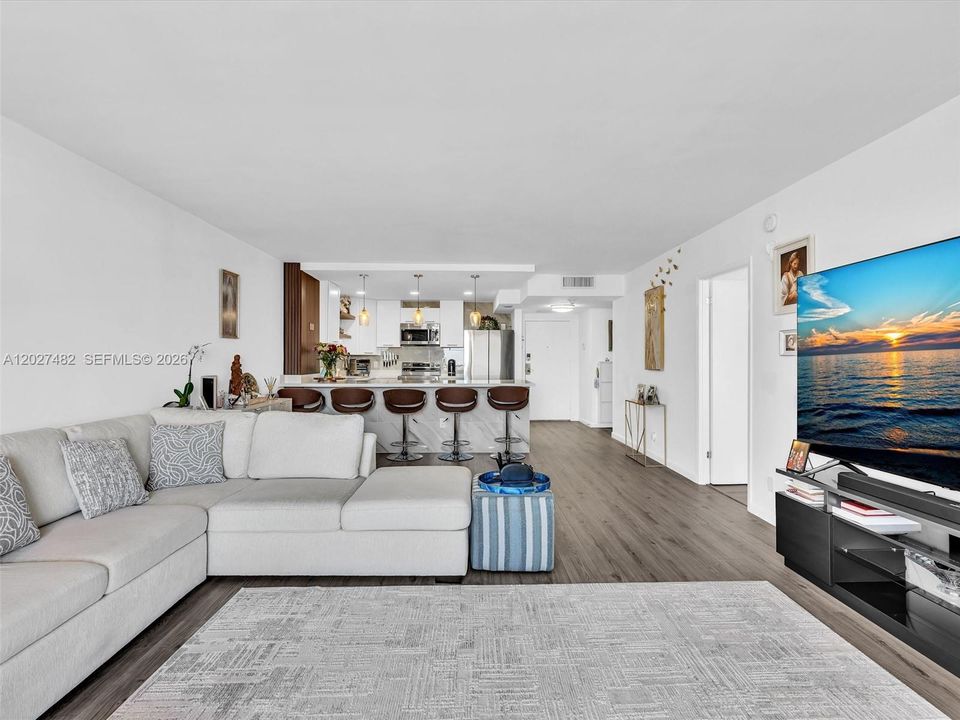Active With Contract: $2,200 (1 beds, 1 baths, 950 Square Feet)