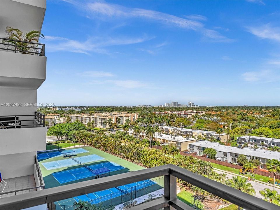Active With Contract: $2,200 (1 beds, 1 baths, 950 Square Feet)