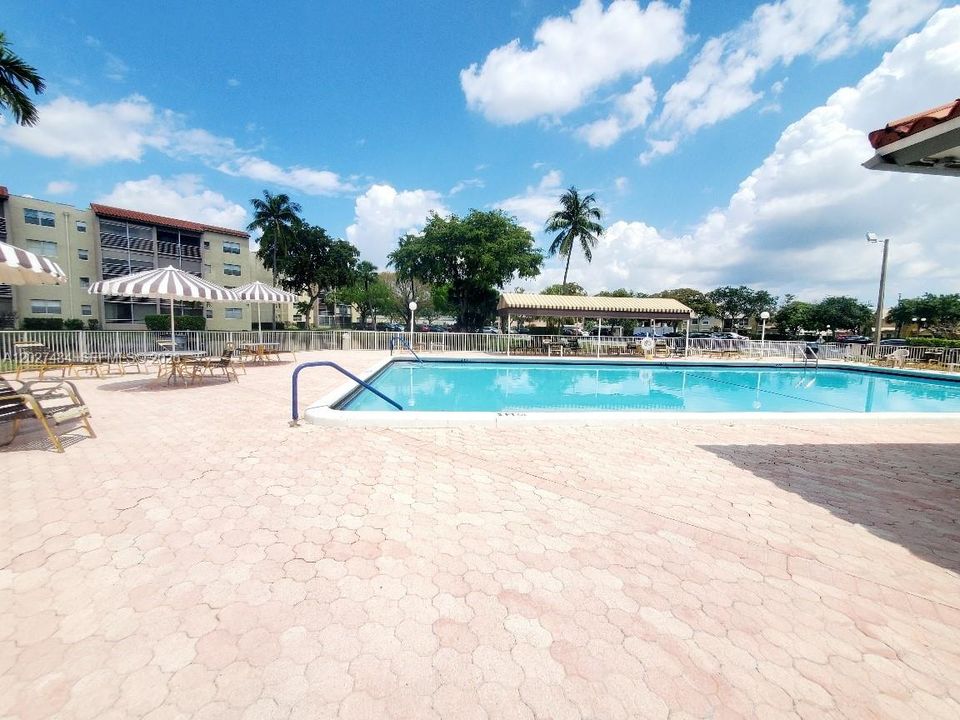 For Rent: $1,700 (2 beds, 2 baths, 1000 Square Feet)