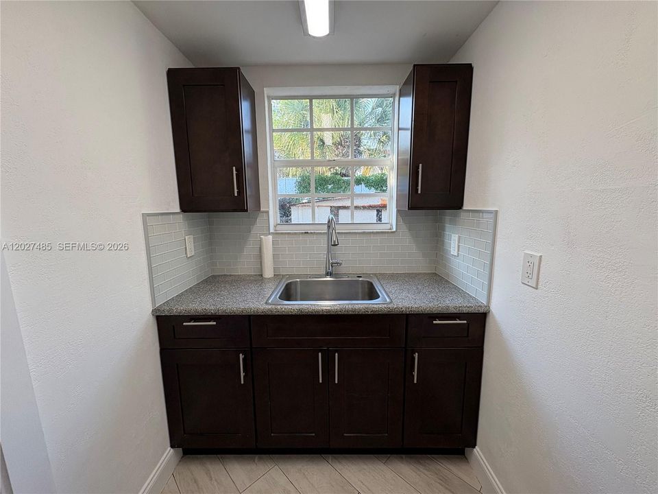 Kitchen w 2 burners & toaster oven