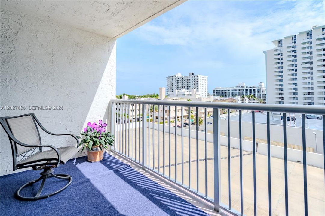 For Sale: $465,000 (1 beds, 1 baths, 1190 Square Feet)