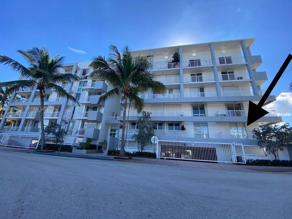 For Rent: $3,100 (2 beds, 2 baths, 930 Square Feet)