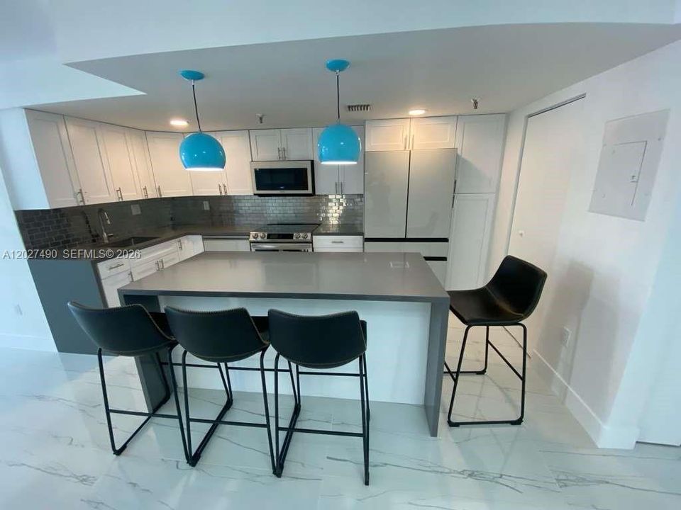 For Rent: $3,100 (2 beds, 2 baths, 930 Square Feet)
