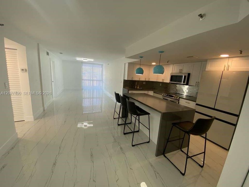 For Rent: $3,100 (2 beds, 2 baths, 930 Square Feet)