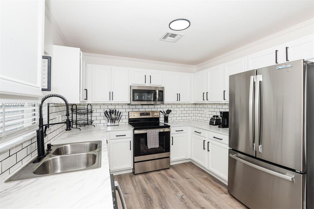 For Sale: $385,000 (3 beds, 2 baths, 1599 Square Feet)
