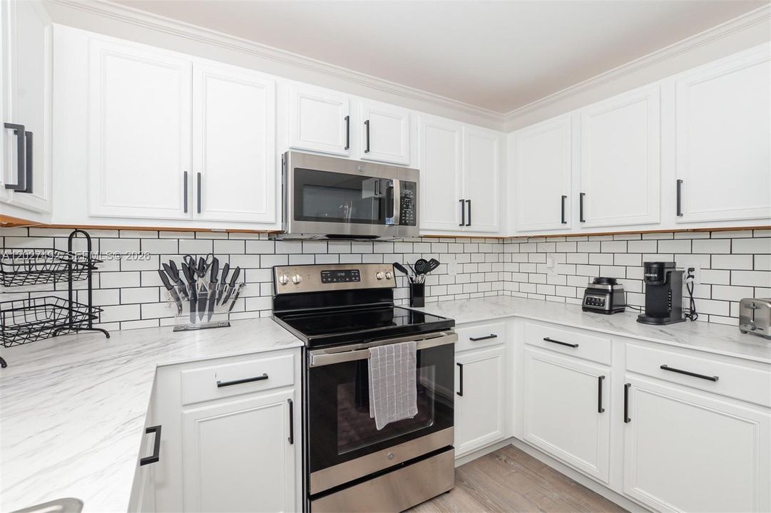 For Sale: $385,000 (3 beds, 2 baths, 1599 Square Feet)