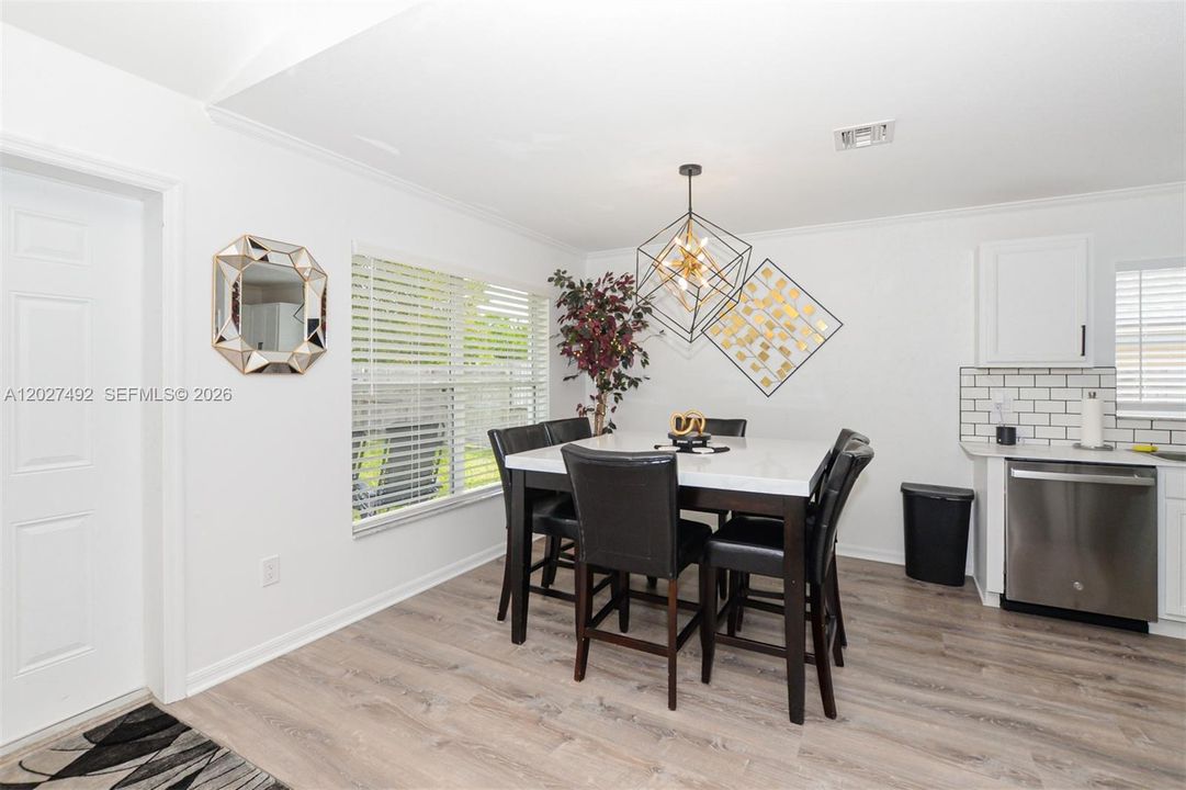For Sale: $385,000 (3 beds, 2 baths, 1599 Square Feet)