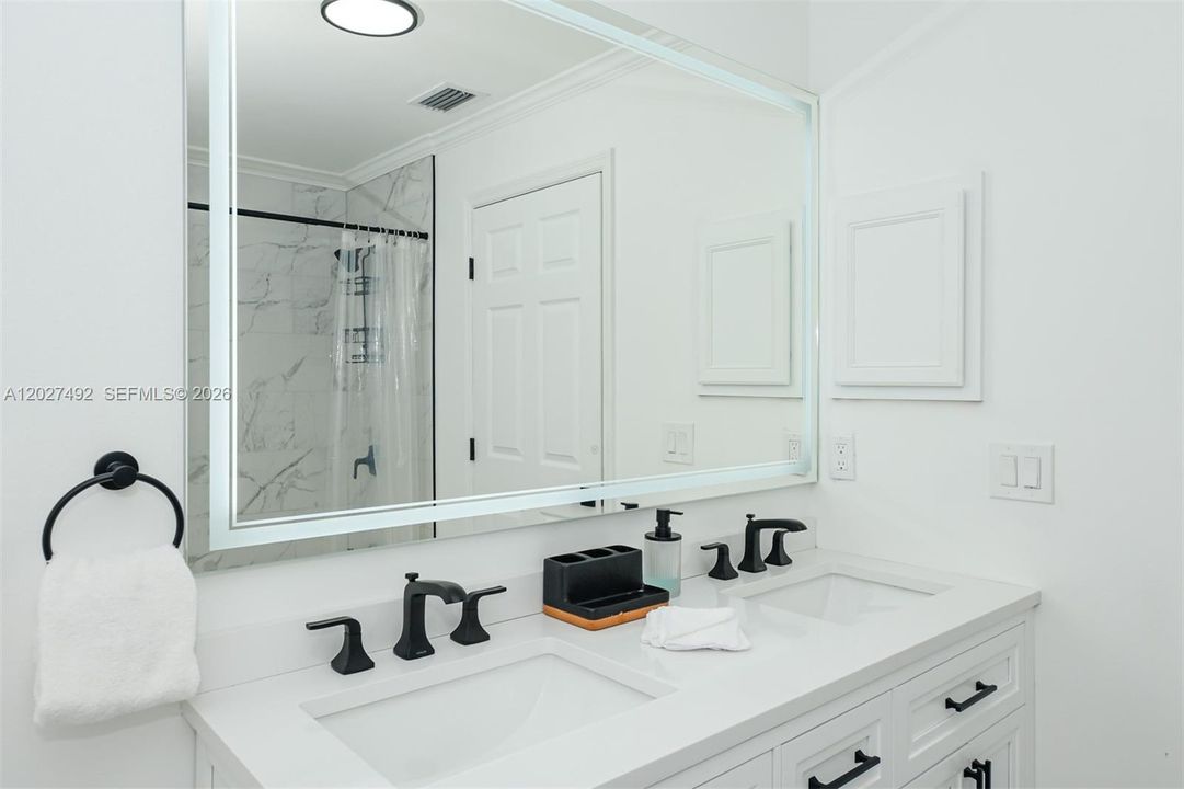 For Sale: $385,000 (3 beds, 2 baths, 1599 Square Feet)