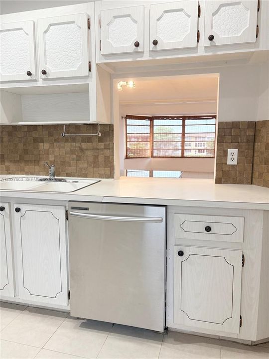 For Rent: $1,975 (2 beds, 1 baths, 994 Square Feet)