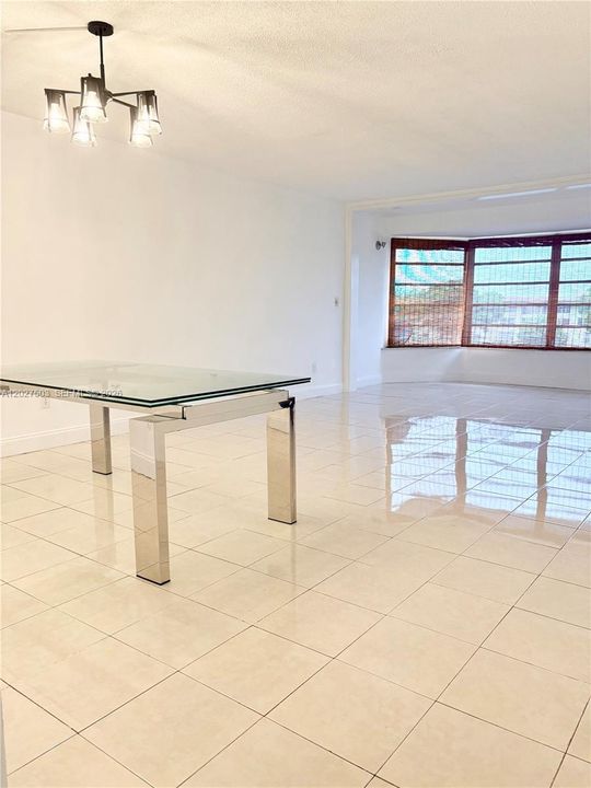 For Rent: $1,975 (2 beds, 1 baths, 994 Square Feet)