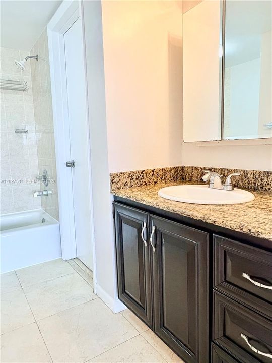 For Rent: $1,975 (2 beds, 1 baths, 994 Square Feet)