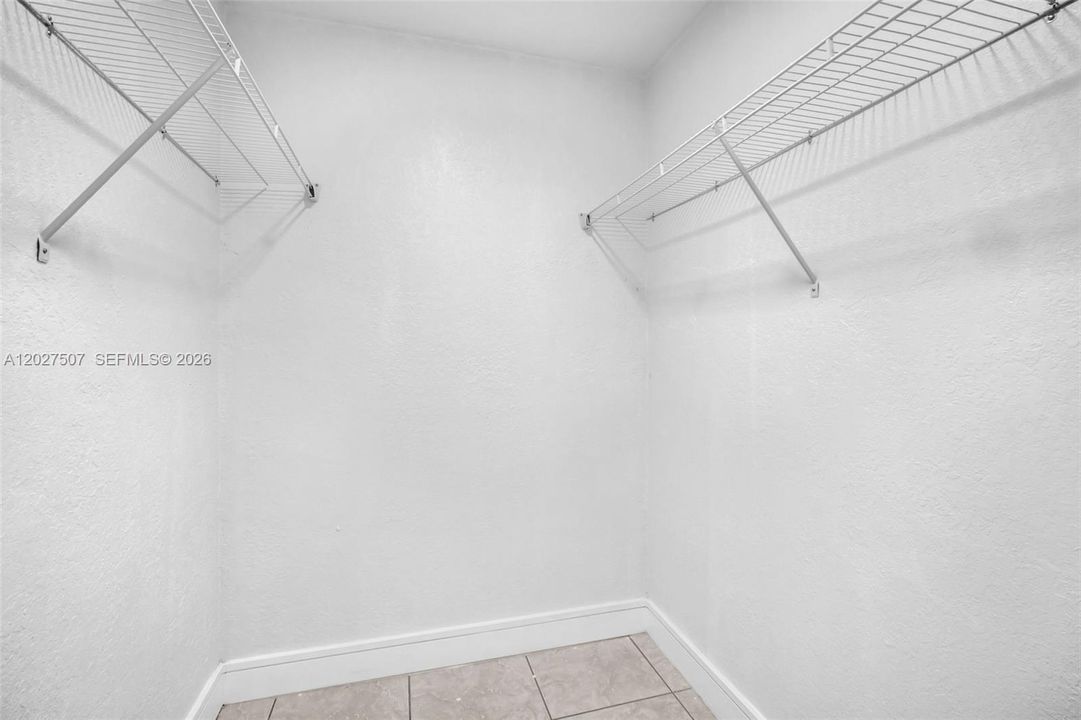 For Rent: $2,300 (2 beds, 1 baths, 1864 Square Feet)