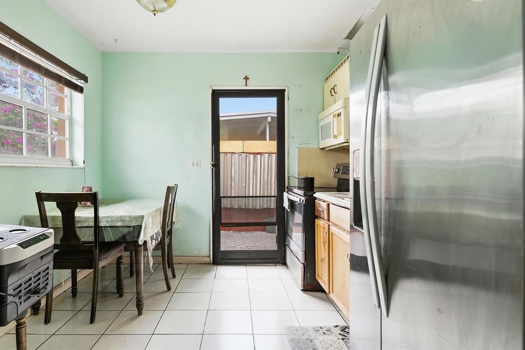 550-NE-37TH-ST-UNIT-1-33064-004