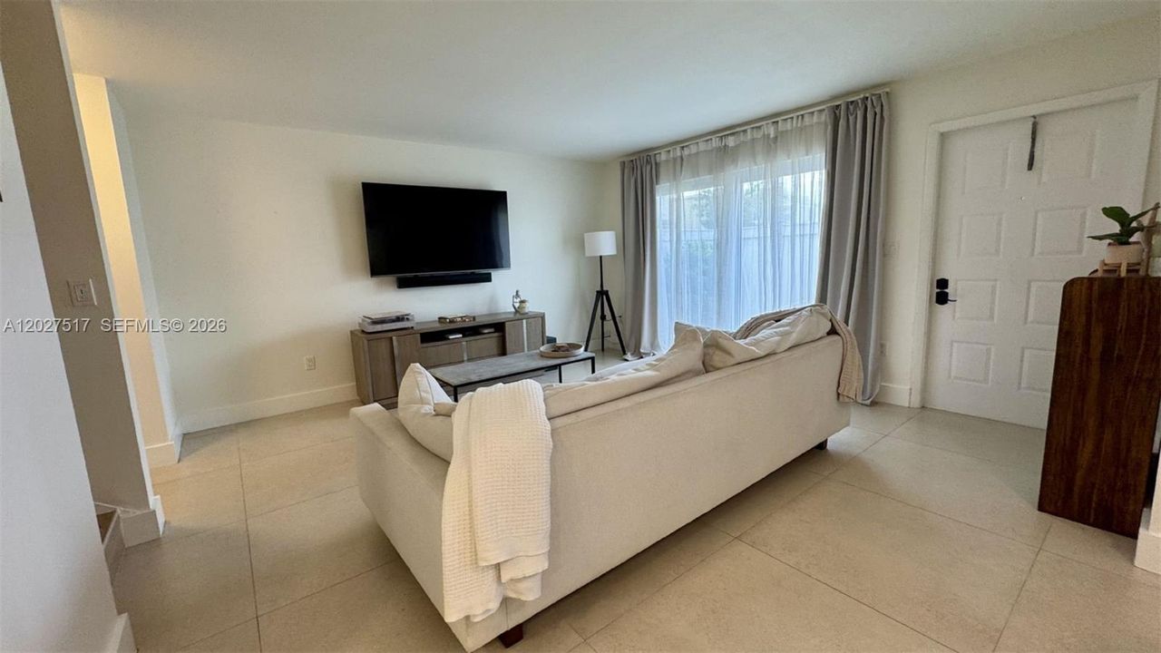 For Sale: $363,000 (1 beds, 1 baths, 900 Square Feet)
