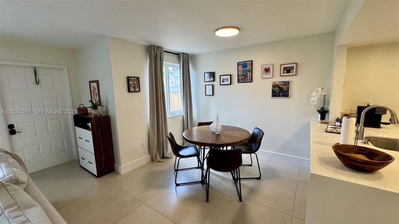 For Sale: $363,000 (1 beds, 1 baths, 900 Square Feet)