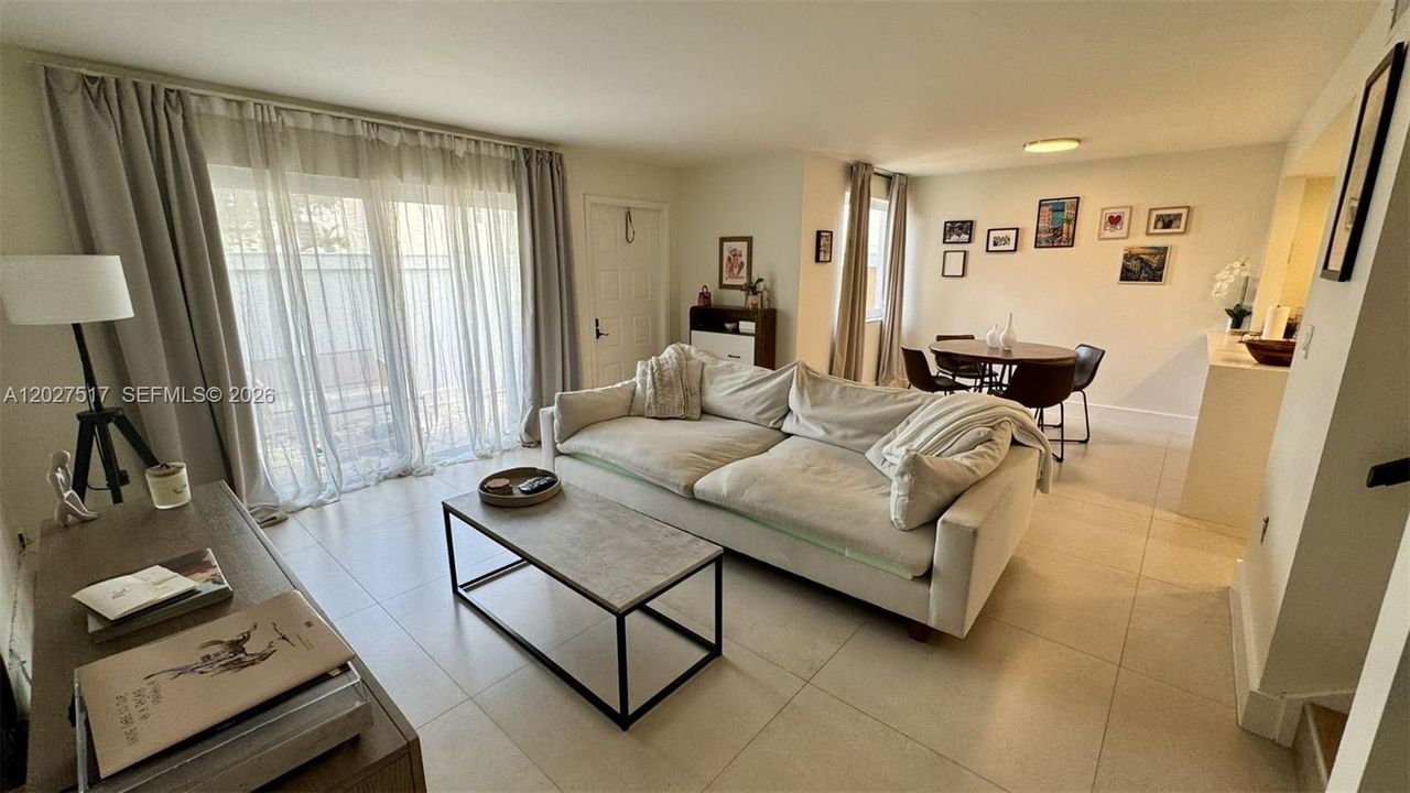 For Sale: $363,000 (1 beds, 1 baths, 900 Square Feet)