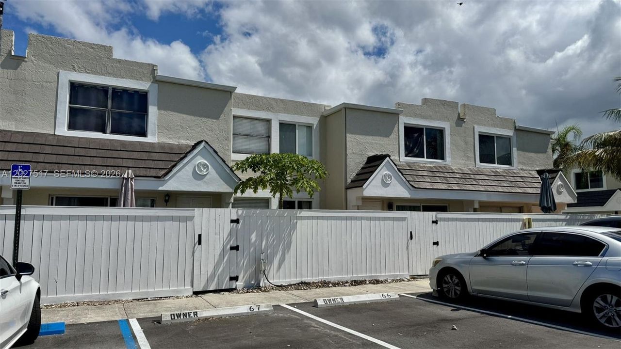For Sale: $363,000 (1 beds, 1 baths, 900 Square Feet)