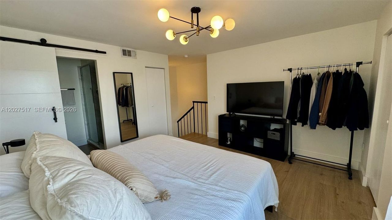 For Sale: $363,000 (1 beds, 1 baths, 900 Square Feet)