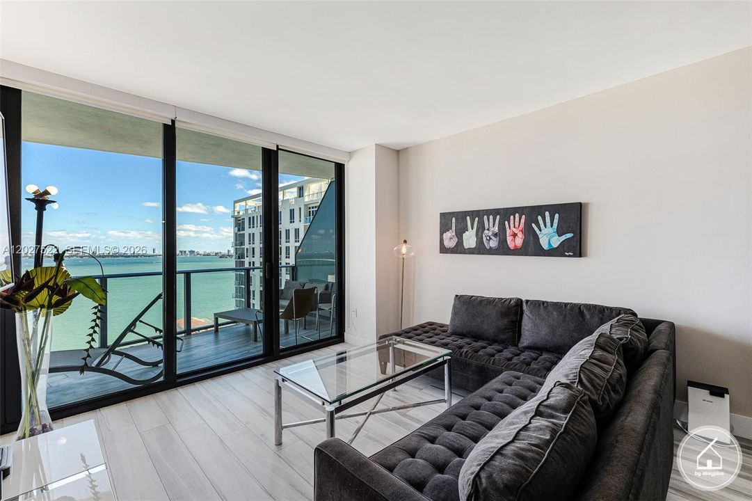 В аренду: $4,900 (2 спален, 2 ванн, 1095 Квадратных фут)