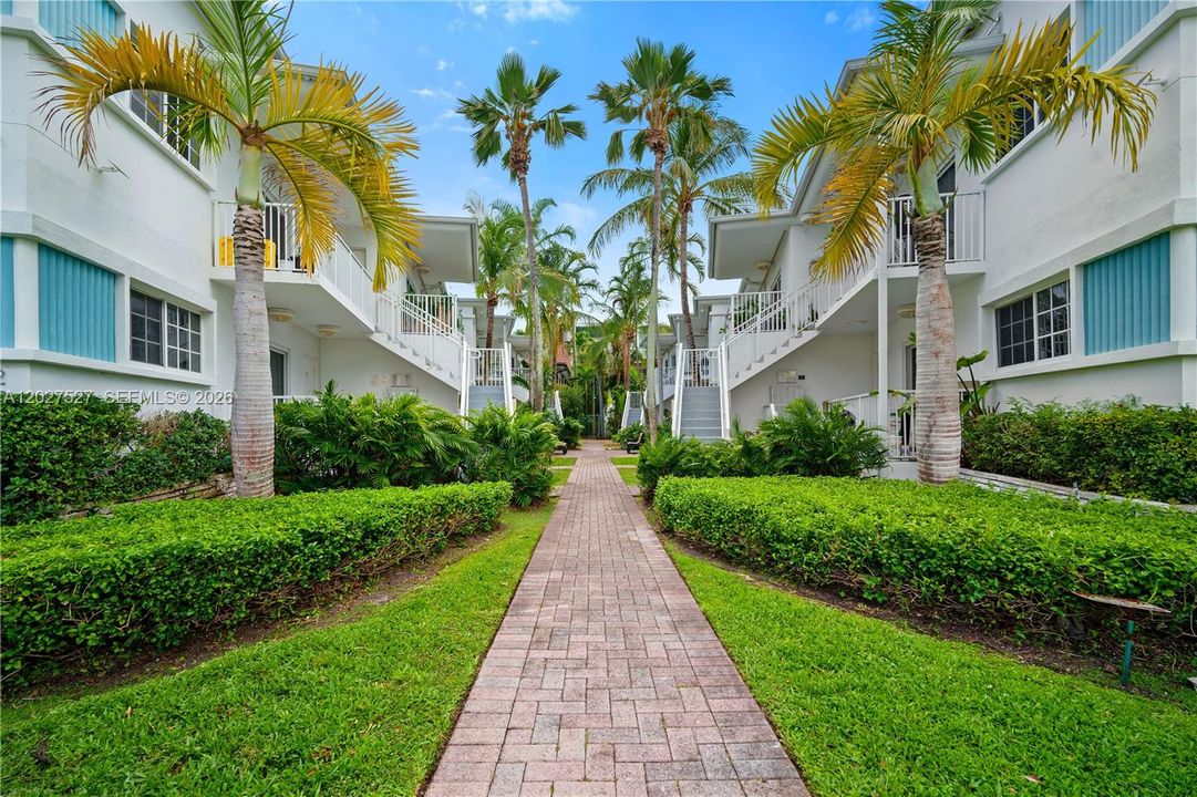 For Sale: $500,000 (2 beds, 2 baths, 1079 Square Feet)