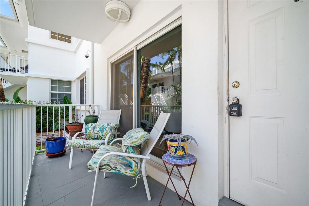 For Sale: $500,000 (2 beds, 2 baths, 1079 Square Feet)
