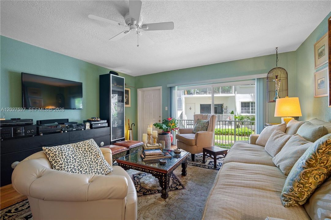 For Sale: $500,000 (2 beds, 2 baths, 1079 Square Feet)