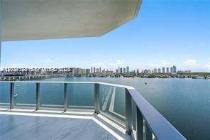 Под контрактом: $1,900,000 (3 спален, 3 ванн, 2386 Квадратных фут)