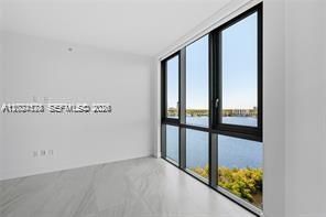 Под контрактом: $1,900,000 (3 спален, 3 ванн, 2386 Квадратных фут)