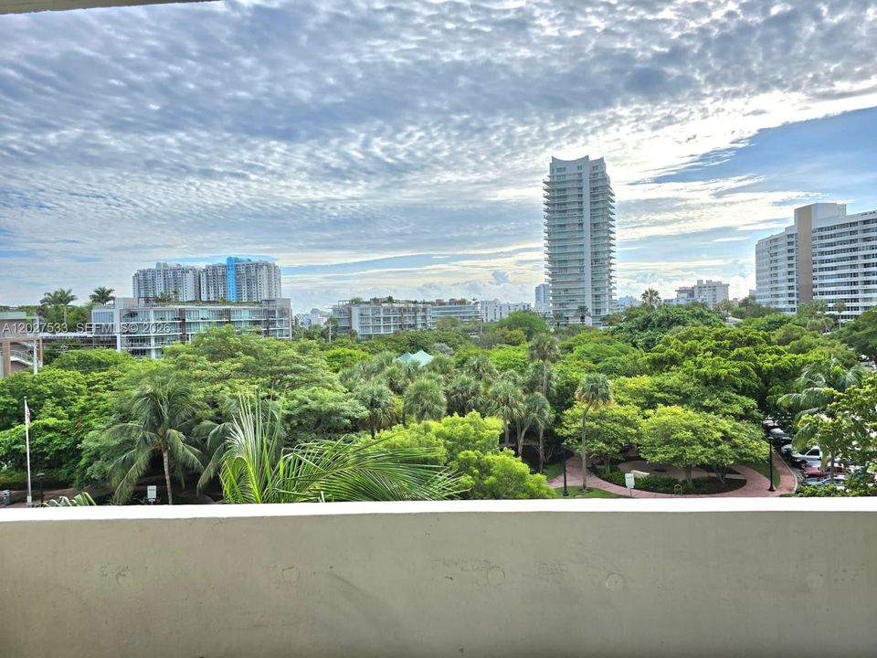 For Rent: $4,700 (1 beds, 1 baths, 985 Square Feet)