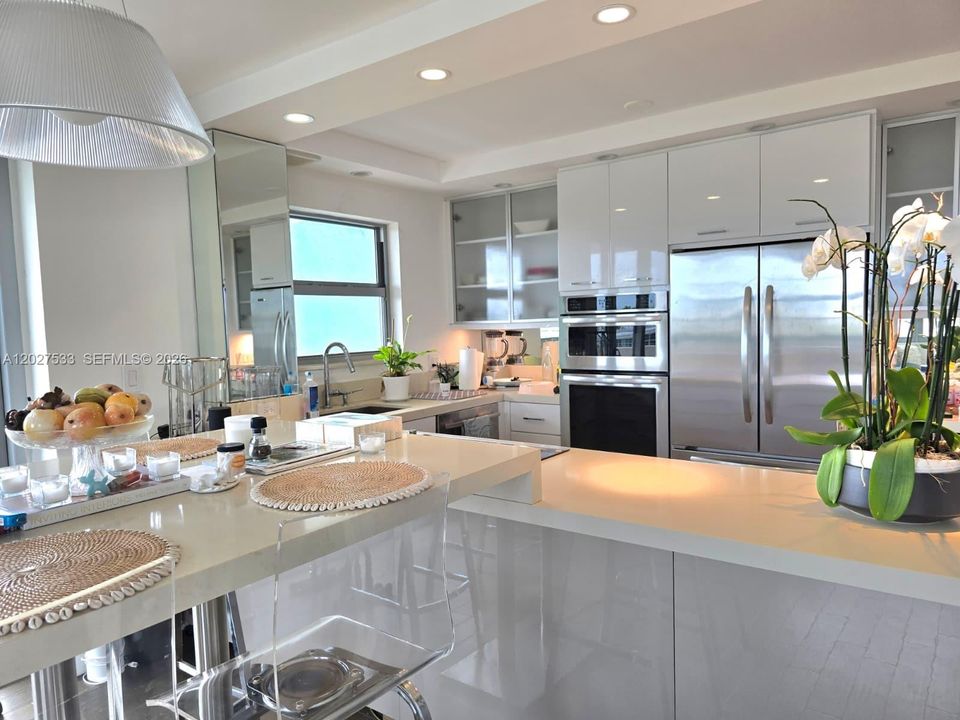For Rent: $4,700 (1 beds, 1 baths, 985 Square Feet)
