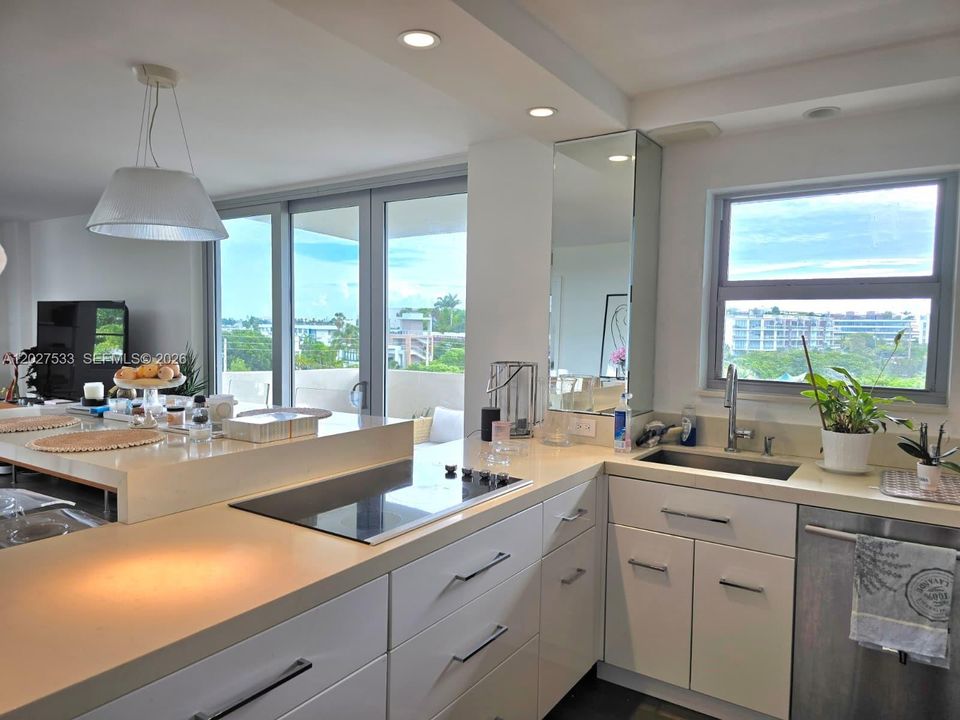 For Rent: $4,700 (1 beds, 1 baths, 985 Square Feet)