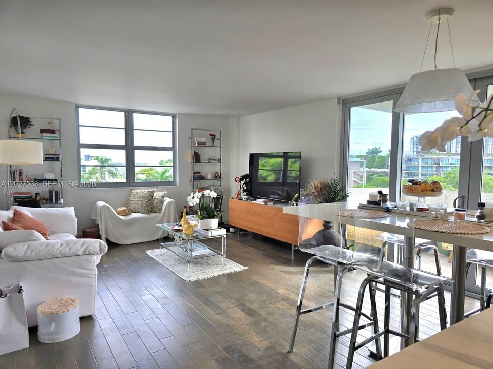 For Rent: $4,700 (1 beds, 1 baths, 985 Square Feet)