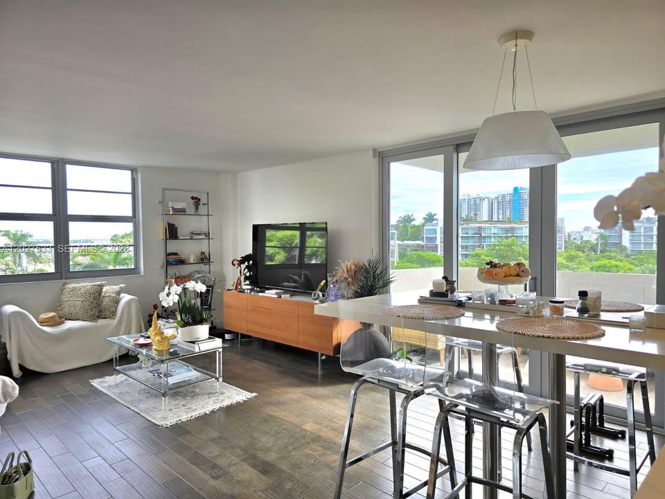 For Rent: $4,700 (1 beds, 1 baths, 985 Square Feet)