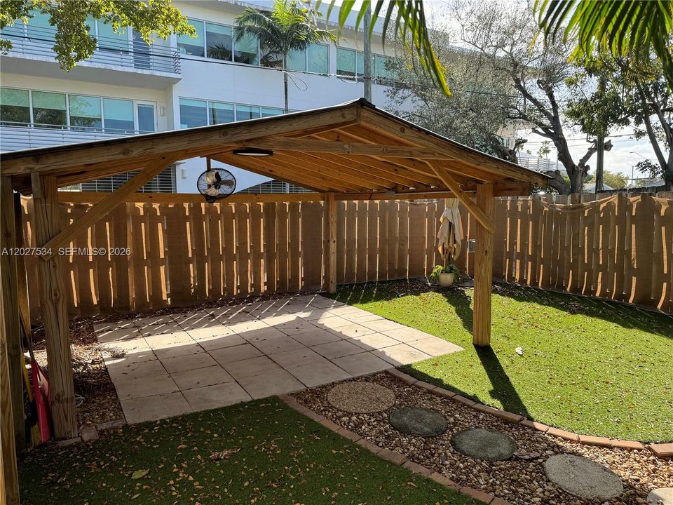 For Rent: $2,595 (2 beds, 1 baths, 900 Square Feet)