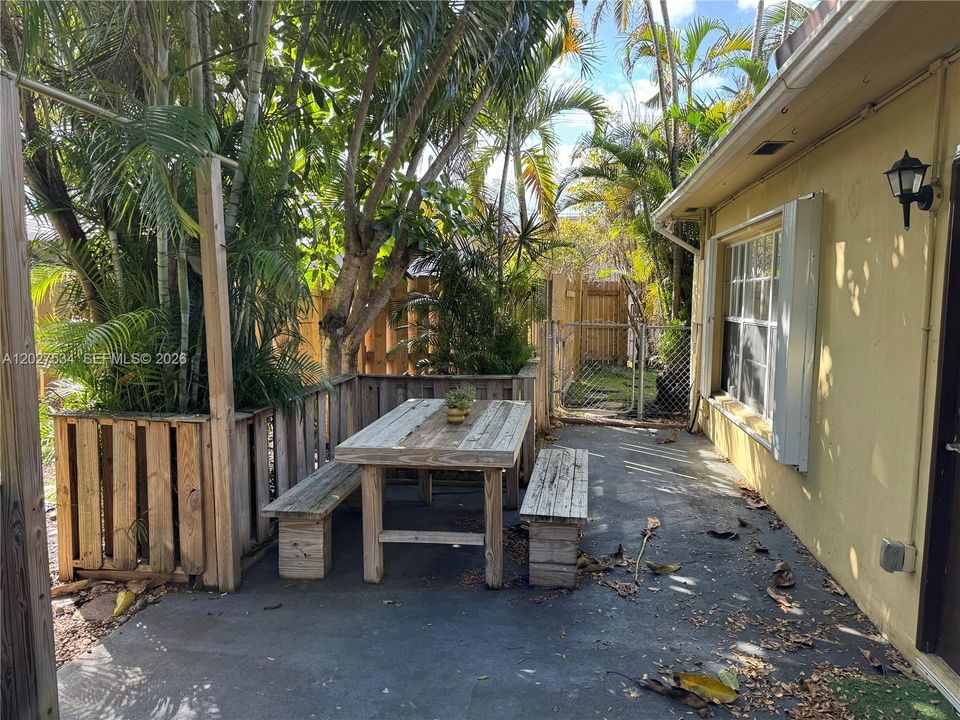 For Rent: $2,595 (2 beds, 1 baths, 900 Square Feet)