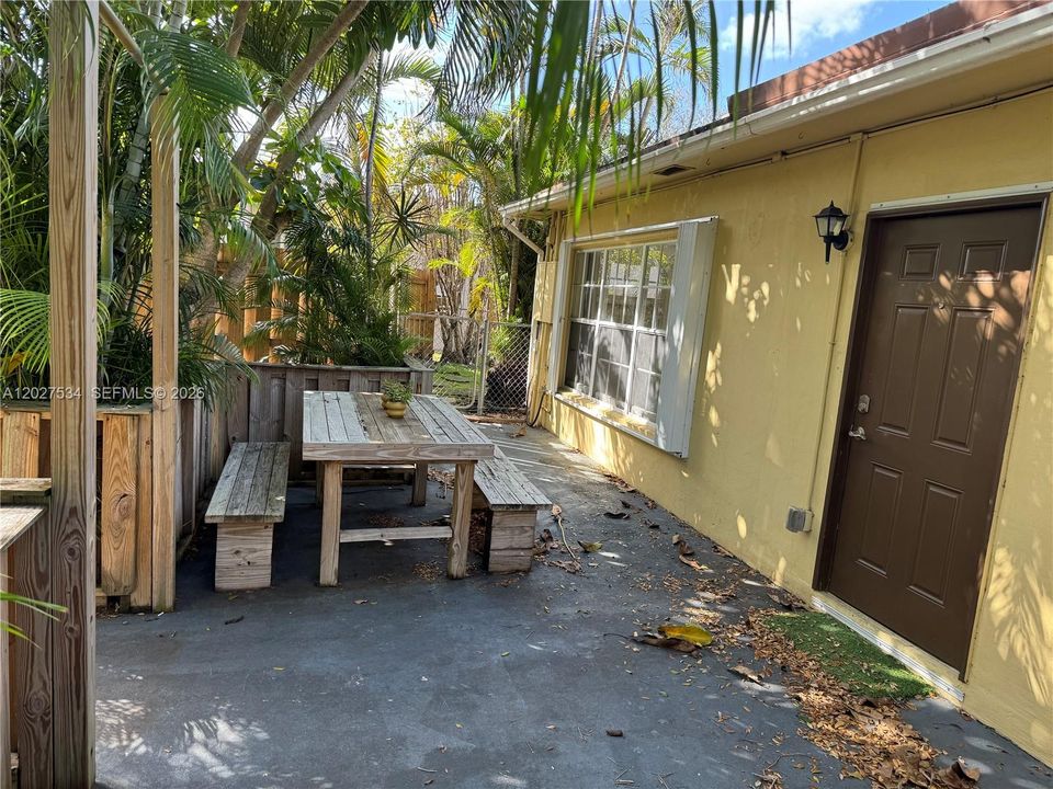 For Rent: $2,595 (2 beds, 1 baths, 900 Square Feet)